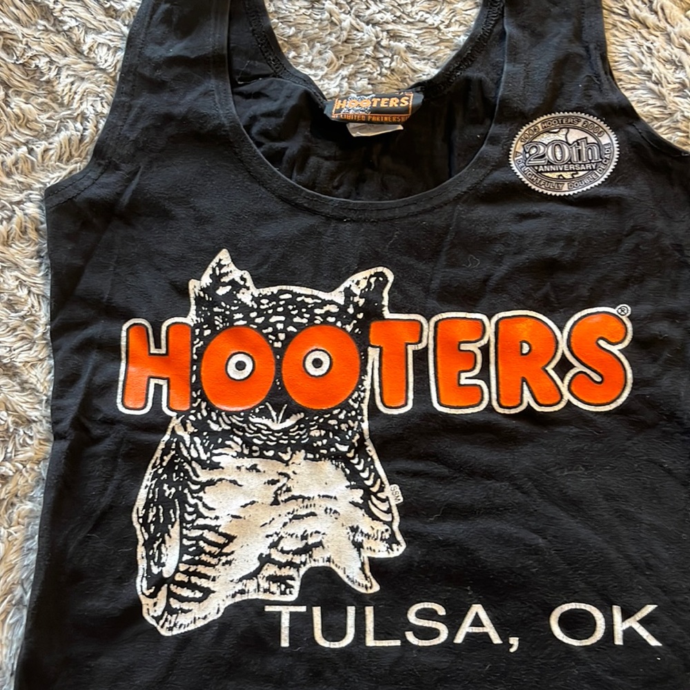 Hooters tank top